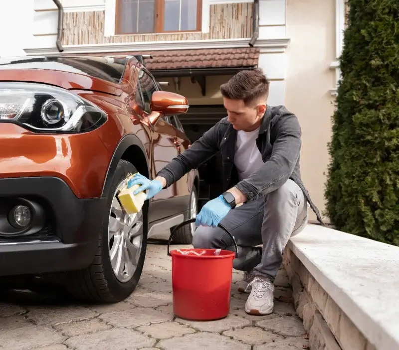 Lavage auto à domicile Carrières-sous-Poissy : professionnel intervenant sur un véhicule